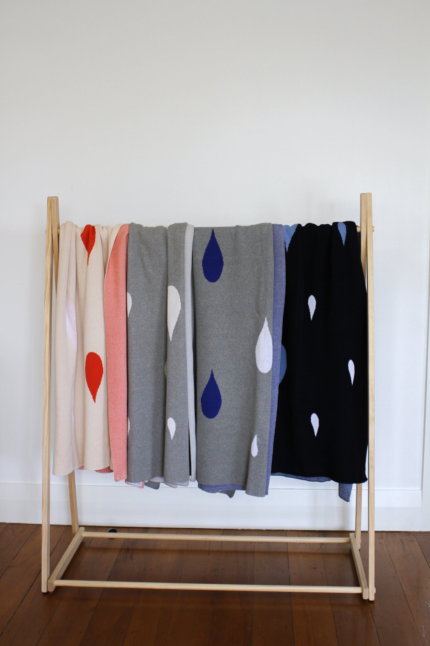 Grey Marl with White and Cream Raindrops Jacquard Blanket